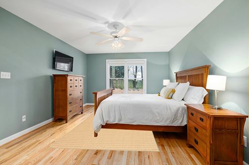 Martha Stewart Collection by SAFAVIEH 6' x 9' Natural/Green MSR9501E Farmhouse Sisal & Jute Area Rug in Teal and Orange Wood Bedroom