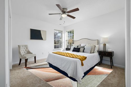 SAFAVIEH Hollywood Collection Area Rug - 8' x 10', Grey & Orange, Mid-Century Modern Design, Non-Shedding & Easy Care, Ideal for High Traffic Areas in Living Room, Bedroom (HLW715P) in White and Yellow Modern Bedroom