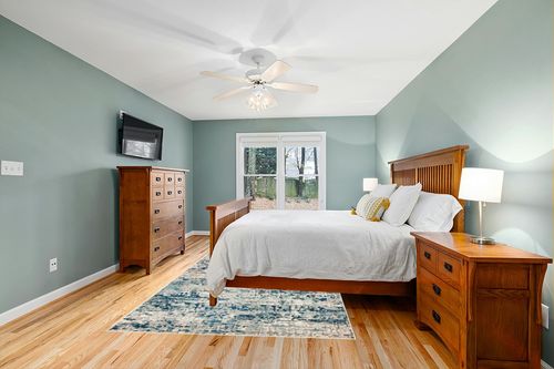 SAFAVIEH Madison Collection Area Rug - 6' x 9', Grey & Blue, Modern Abstract Design, Non-Shedding & Easy Care, Ideal for High Traffic Areas in Living Room, Bedroom (MAD460K) in Teal and Orange Wood Bedroom