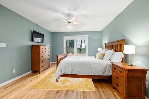 Rugs.com Dover Collection Rug – 6' x 9' Yellow Low-Pile Rug Perfect for Bedrooms, Dining Rooms, Living Rooms in Teal and Orange Wood Bedroom