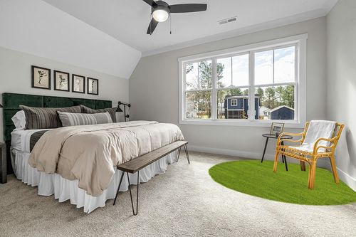 Unique Loom Solid Shag Collection Area Rug (8' Round, Grass Green) in Grey Traditional Bedroom with King Bed