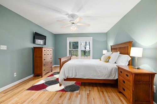 United Rugs - 4D Shaggy 6488 Thick Soft Plush Modern Shag Stain-Resistant Area Rug (Red, 5' x 7') in Teal and Orange Wood Bedroom