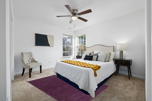 SAFAVIEH Montauk Collection Area Rug - 5' x 8', Purple & Black, Handmade Corner Tassel Flat Weave Cotton, Ideal for High Traffic Areas in Living Room, Bedroom (MTK150R) in White and Yellow Modern Bedroom