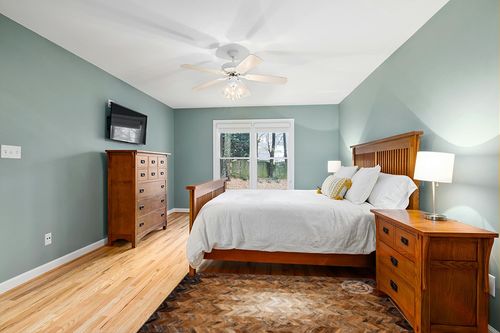 Sunshine Cowhides Cowhide Patchwork Area Rug Chevron Brindle Degrade Tricolor 4 x 6' in Teal and Orange Wood Bedroom