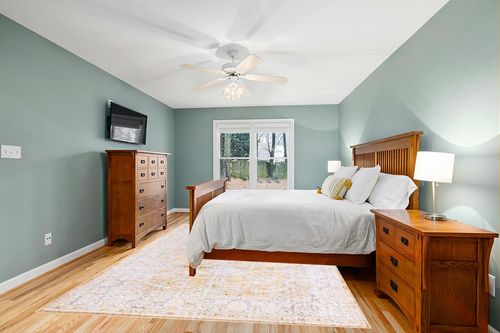 Unique Loom Revival Collection Traditional Medallion Border Yellow/Ivory Area Rug (7' 6 x 10' 6) in Teal and Orange Wood Bedroom