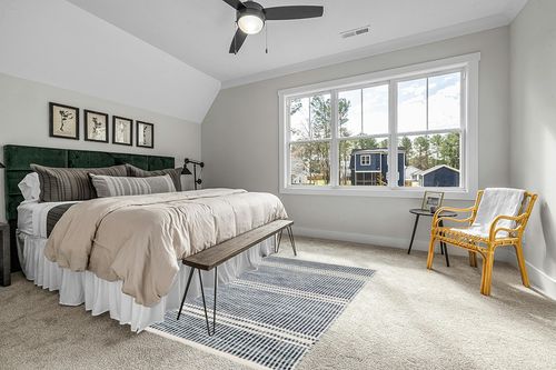 Dash and Albert Malta Wool Area Rug - 5' x 8' Blue - Coastal Charm Handwoven Wool Accent Rug - Durable, Lightweight, Easy to Clean in Grey Traditional Bedroom with King Bed