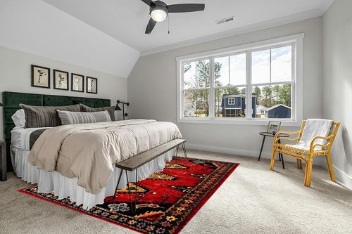 SAFAVIEH Vintage Hamadan Collection Area Rug - 8' x 10', Red & Black, Traditional Oriental Design, Non-Shedding & Easy Care, Ideal for High Traffic Areas in Living Room, Bedroom (VTH251Q) in Grey Traditional Bedroom with King Bed