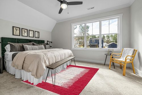 SAFAVIEH Montauk Collection Area Rug - 6' x 9', Ivory & Red, Handmade Stripe Fringe Cotton, Ideal for High Traffic Areas in Living Room, Bedroom (MTK711B) in Grey Traditional Bedroom with King Bed