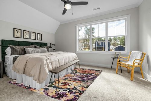 SAFAVIEH Blossom Collection Area Rug - 8' x 10', Blue & Purple, Handmade French Country Floral Wool, Ideal for High Traffic Areas in Living Room, Bedroom (BLM463M) in Grey Traditional Bedroom with King Bed