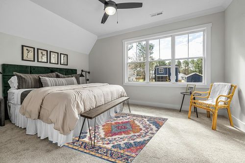 ‎Blue/Multi ‎Bohemian FLAIR Boho Vintage Traditional Non Slip Rug in Grey Traditional Bedroom with King Bed