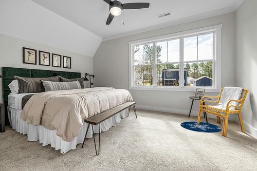 White Snowflake Round Area Rug 3.3ft,Washable Outdoor Indoor Carpet Runner Rug for Bedroom,Kitchen,Bathroom,Living/Dining/Laundry Room,Office,Area+Rug Bath Door Mat Winter Christmas Holiday Blue in Grey Traditional Bedroom with King Bed