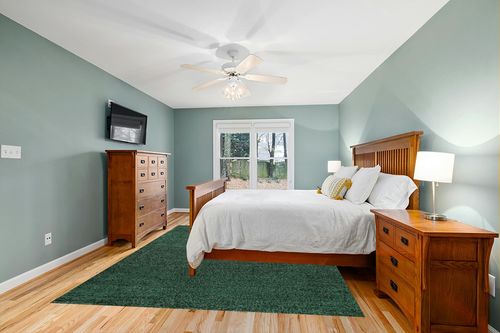 JONATHAN Y SEU100L-8 Haze Solid Low-Pile Indoor Area-Rug Casual Contemporary Solid Traditional Easy-Cleaning Bedroom Kitchen Living Room Non Shedding, 8 ft x 10 ft, Emerald in Teal and Orange Wood Bedroom