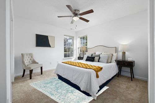 Vintage Jute Area Rug in White and Yellow Modern Bedroom