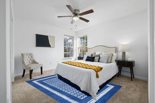 HomeRoots 6' X 9' Navy Blue Geometric Dhurrie Area Rug in White and Yellow Modern Bedroom