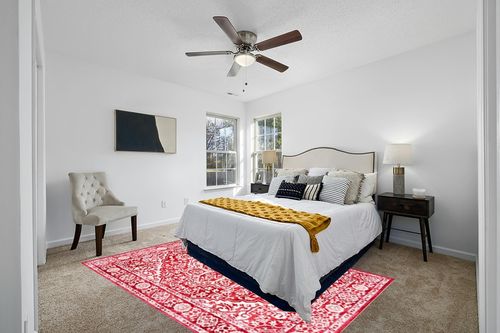 SAFAVIEH Brentwood Collection 6' x 9' Red / Ivory BNT832Q Medallion Distressed Non-Shedding Living Room Bedroom Dining Home Office Area Rug in White and Yellow Modern Bedroom