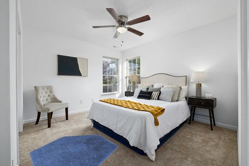 Ultra Soft Rug 4.6 ft in White and Yellow Modern Bedroom