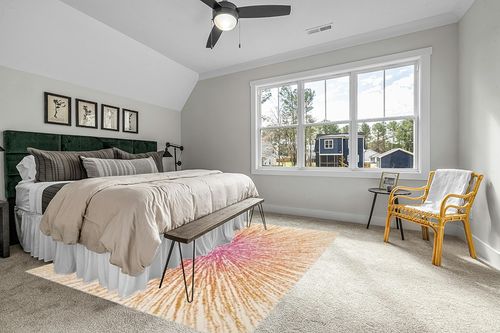 SAFAVIEH Evoke Collection 8' x 10' Fuchsia/Cream EVK228R Abstract Burst Non-Shedding Living Room Bedroom Dining Home Office Area Rug in Grey Traditional Bedroom with King Bed