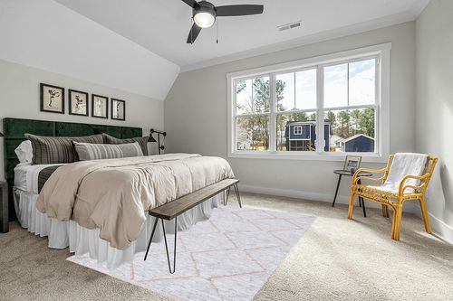 SAFAVIEH Vintage Leather Collection Area Rug - 6' x 9', Light Grey & Natural, Handmade Modern Rustic Boho, Ideal for High Traffic Areas in Living Room, Bedroom (VTL803F) in Grey Traditional Bedroom with King Bed
