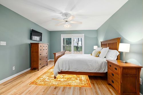 Unique Loom Sofia Collection Area Rug - Salle Garnier (6' 1" x 9' Rectangle, Orange/ Yellow) in Teal and Orange Wood Bedroom