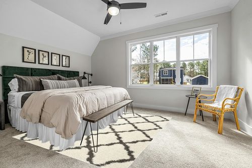 SAFAVIEH Dallas Shag Collection Area Rug - 8' x 10', Ivory & Dark Grey, Trellis Design, Non-Shedding & Easy Care, 1.5-inch Thick Ideal for High Traffic Areas in Living Room, Bedroom (SGD257H) in Grey Traditional Bedroom with King Bed