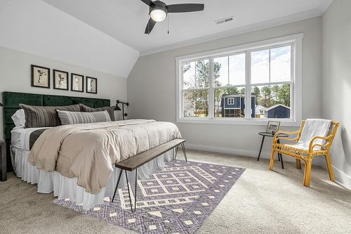 SAFAVIEH Natura Collection Area Rug - 6' x 9', Cream & Purple, Handmade Diamond Wool, Ideal for High Traffic Areas in Living Room, Bedroom (NAT628U) in Grey Traditional Bedroom with King Bed