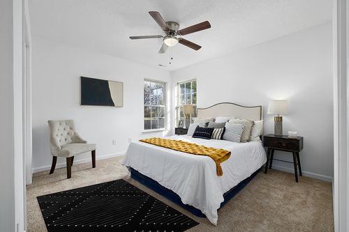 MitoVilla Black and White Rug in White and Yellow Modern Bedroom