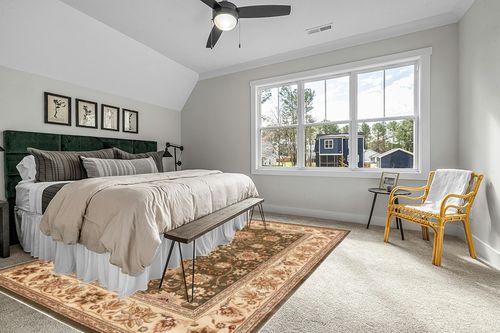 SAFAVIEH Lyndhurst Collection Area Rug - 9' x 12', Sage & Ivory, Traditional Oriental Design, Non-Shedding & Easy Care, Ideal for High Traffic Areas in Living Room, Bedroom (LNH212C) in Grey Traditional Bedroom with King Bed