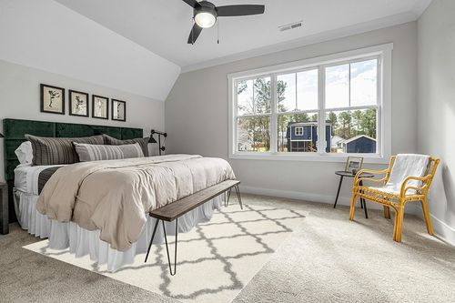 SAFAVIEH Dallas Shag Collection Area Rug - 8' x 10', Ivory & Grey, Trellis Design, Non-Shedding & Easy Care, 1.5-inch Thick Ideal for High Traffic Areas in Living Room, Bedroom (SGD257F) in Grey Traditional Bedroom with King Bed