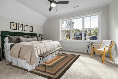 SAFAVIEH Braided Collection Area Rug - 8' x 10', Multi, Handmade Country Cottage Reversible, Ideal for High Traffic Areas in Living Room, Bedroom (BRD308A) in Grey Traditional Bedroom with King Bed