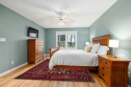 SAFAVIEH Vintage Hamadan Collection Area Rug - 8' x 10', Red & Multi, Oriental Traditional Persian Design, Non-Shedding & Easy Care, Ideal for High Traffic Areas in Living Room, Bedroom (VTH213A) in Teal and Orange Wood Bedroom