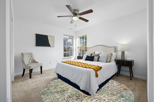 Safavieh Madison Collection 8' Round Green/Turquoise MAD460Y Modern Abstract Non-Shedding Entryway Foyer Living Room Bedroom Kitchen Area Rug in White and Yellow Modern Bedroom