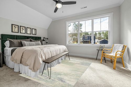 SAFAVIEH Adirondack Collection Area Rug - 6' x 9', Ivory & Sage, Modern Abstract Design, Non-Shedding & Easy Care, Ideal for High Traffic Areas in Living Room, Bedroom (ADR112W) in Grey Traditional Bedroom with King Bed