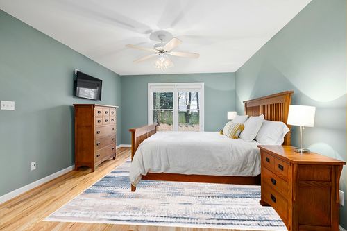 Safavieh Bayside Collection Area Rug - 9' x 12', Blue & Gold, Modern Design, Non-Shedding & Easy Care, Machine Washable Ideal for High Traffic Areas in Living Room, Bedroom (BAY130M) in Teal and Orange Wood Bedroom