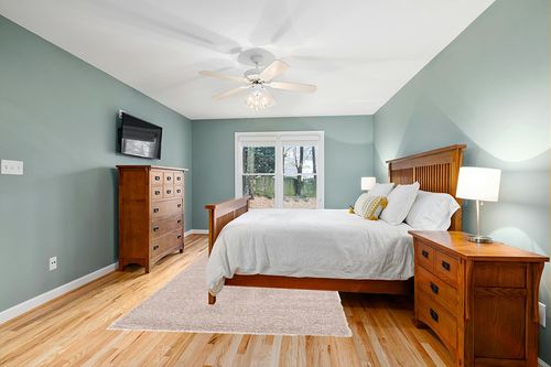 Unique Loom Solid Shag Collection Area Rug (6' 1" x 9' Rectangle, Taupe) in Teal and Orange Wood Bedroom