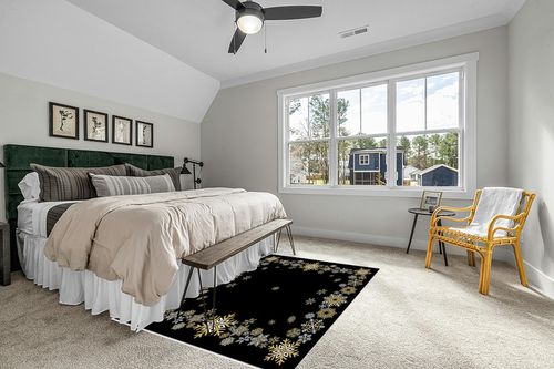 Christmas Area Rug 5 x 8, Washable Bedroom Rug Non-Slip Kitchen Rugs Non Shedding Floor Cover Mat Runner Rug for Living Room Dining Room Outdoor Carpet Winter Snowflakes Black Gold in Grey Traditional Bedroom with King Bed