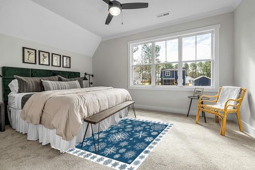 Christmas Area Rug 5 x 8, Washable Bedroom Rug Non-Slip Kitchen Rugs Non Shedding Floor Cover Mat Runner Rug for Living Room Dining Room Outdoor Carpet Seasonal Blue Snowflakes Winter Xmas in Grey Traditional Bedroom with King Bed