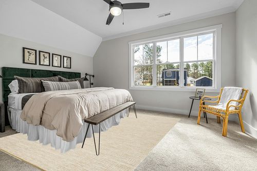 SAFAVIEH Montauk Collection Area Rug - 9' x 12', Green Olive, Handmade Flat Weave Cotton, Ideal for High Traffic Areas in Living Room, Bedroom (MTK250Y) in Grey Traditional Bedroom with King Bed