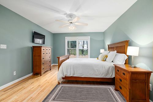 Unique Loom Outdoor Border Collection Area Rug - Soft Border (4' 1" x 6' 1" Rectangle, Black/ Ivory) in Teal and Orange Wood Bedroom