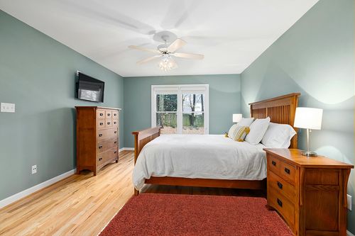 Unique Loom Solid Shag Collection Area Rug (4' 1" x 6' 1" Rectangle, Terracotta) in Teal and Orange Wood Bedroom