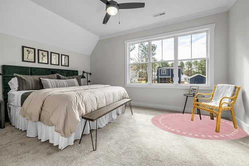 SAFAVIEH Kids Collection Area Rug - 7' Round, Pink, Handmade Wool, Polka Dot Border Design, Ideal for The Living Room, Bedroom, Dining Room, Kids Room, Nursery (SFK802U-7R) in Grey Traditional Bedroom with King Bed