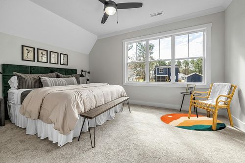 Sungea 5 ft Abstract Round Rugs for Bedroom, Washable Non-Slip Circle Rug, Soft Colorful Low-Pile Floor Mat, Durable Indoor Throw Rugs for Living Room, Kidsroom, Entryway, Dining Room, Foyer in Grey Traditional Bedroom with King Bed