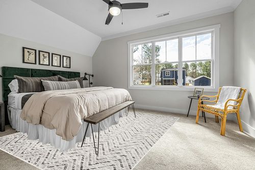 SAFAVIEH Adirondack Collection Area Rug - 9' x 12', Ivory & Charcoal, Chevron Design, Non-Shedding & Easy Care, Ideal for High Traffic Areas in Living Room, Bedroom (ADR104N) in Grey Traditional Bedroom with King Bed