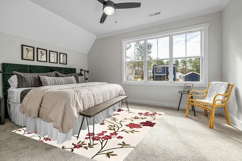 SAFAVIEH Capri Collection Area Rug - 8' x 10', Ivory & Purple, Handmade Wool, Ideal for High Traffic Areas in Living Room, Bedroom (CPR354A) in Grey Traditional Bedroom with King Bed