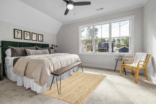 ‎Natural ‎Farmhouse ‎Braided ‎Kitchen, Bedroom, Living Room, Hallway, Dining Room ‎Area Rug in Grey Traditional Bedroom with King Bed