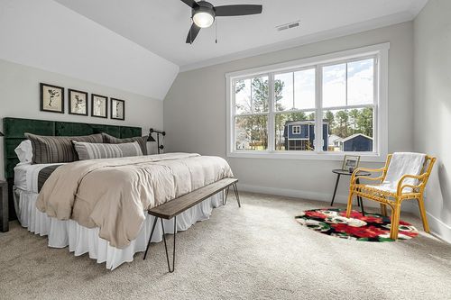 Skull with Red Roses Pattern Soft Round Rug, Fluffy Furry Circle Rug for Teens Kids Baby Girls Boys Room,Fuzzy Plush Circular Carpet Dorm,Bedroom,Nursery Room Home Decor in Grey Traditional Bedroom with King Bed