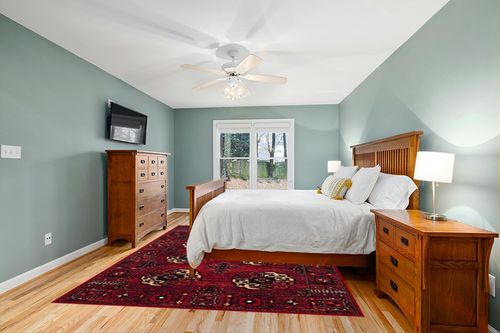 SAFAVIEH Vintage Hamadan Collection Area Rug - 8' x 10', Red & Multi, Oriental Traditional Persian Design, Non-Shedding & Easy Care, Ideal for High Traffic Areas in Living Room, Bedroom (VTH212A) in Teal and Orange Wood Bedroom