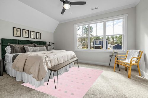 SAFAVIEH Kids Collection Area Rug - 6' x 9', Light Pink, Handmade Polka Dot Wool, Ideal for High Traffic Areas in Living Room, Bedroom (SFK803U) in Grey Traditional Bedroom with King Bed