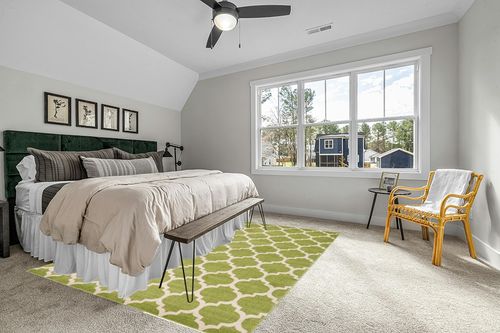 Unique Loom Trellis Collection Area Rug - Philadelphia (8'x 10' Rectangle, Light Green/ Beige) in Grey Traditional Bedroom with King Bed
