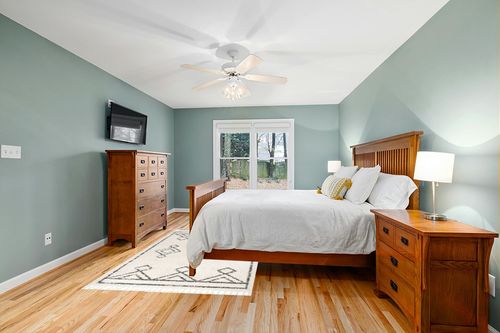 nuLOOM Mackie Moroccan Tasseled Shag Area Rug, 5' 3" x 7' 7", Off-white in Teal and Orange Wood Bedroom