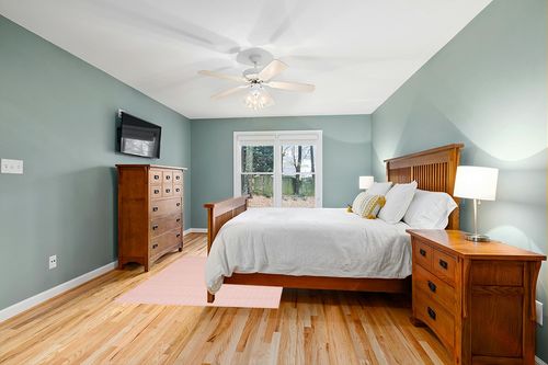 Safavieh 6'5" x 9'6" Terracotta/Ivory Hampton HTN-230 Area Rug in Teal and Orange Wood Bedroom